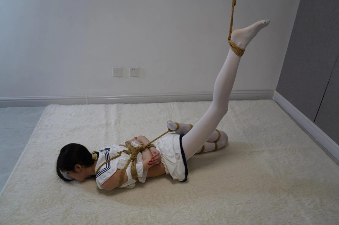 美女\