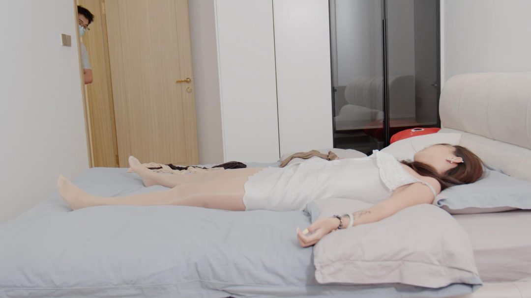 【红鲤鱼】照例捆绑宿醉回来的室友 脱丝袜-2