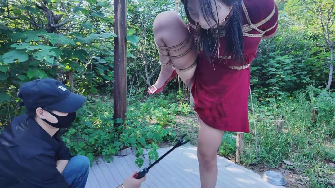 【老鬼定拍】初心《夏可野外闷热炼狱下》【咖丝高跟/情绪崩溃/野外/湿身脏身/空姐重口原味丝袜鞋/吊/访谈】-3
