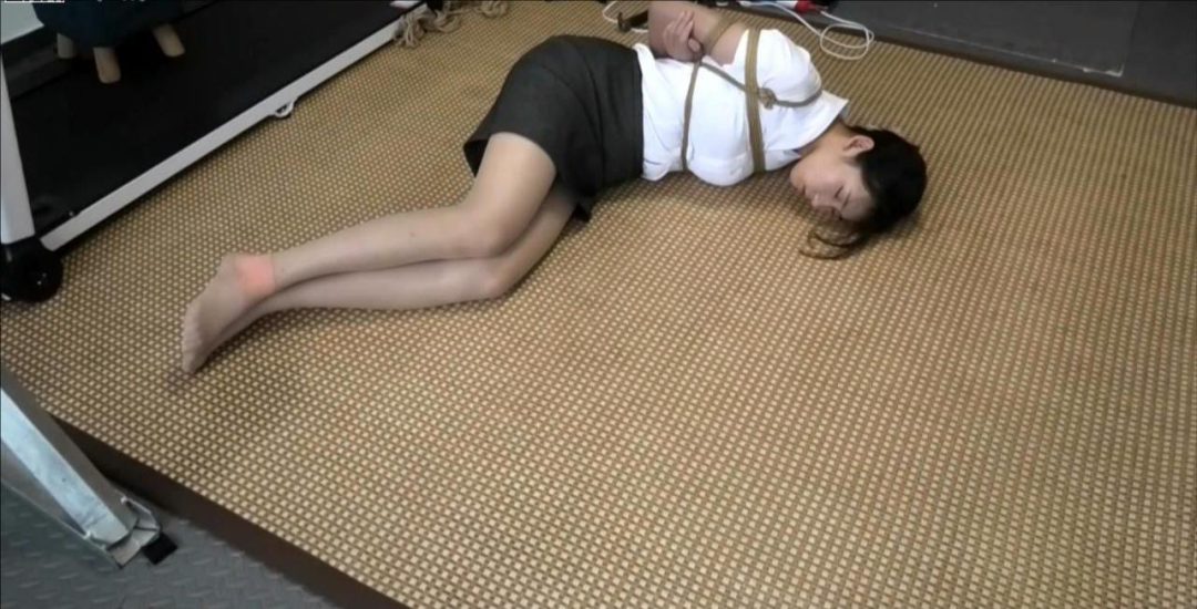 瑾瑜，白衫红内丝足美腿捆绑游戏系列第三集：丝巾双重堵，脱裙羞辱TJ，试试把一个风华正茂的女大学生连绑带堵的踩在脚下，是一种什么样的感觉-1
