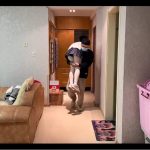 放置捆绑 双腿双脚捆绑起来，背起凳子慢慢行走 胶带封嘴 扛起模特在客厅行走 最后挣脱自救逃跑