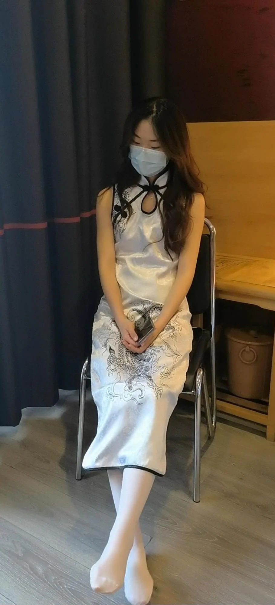琳斓白丝旗袍电击体验-1