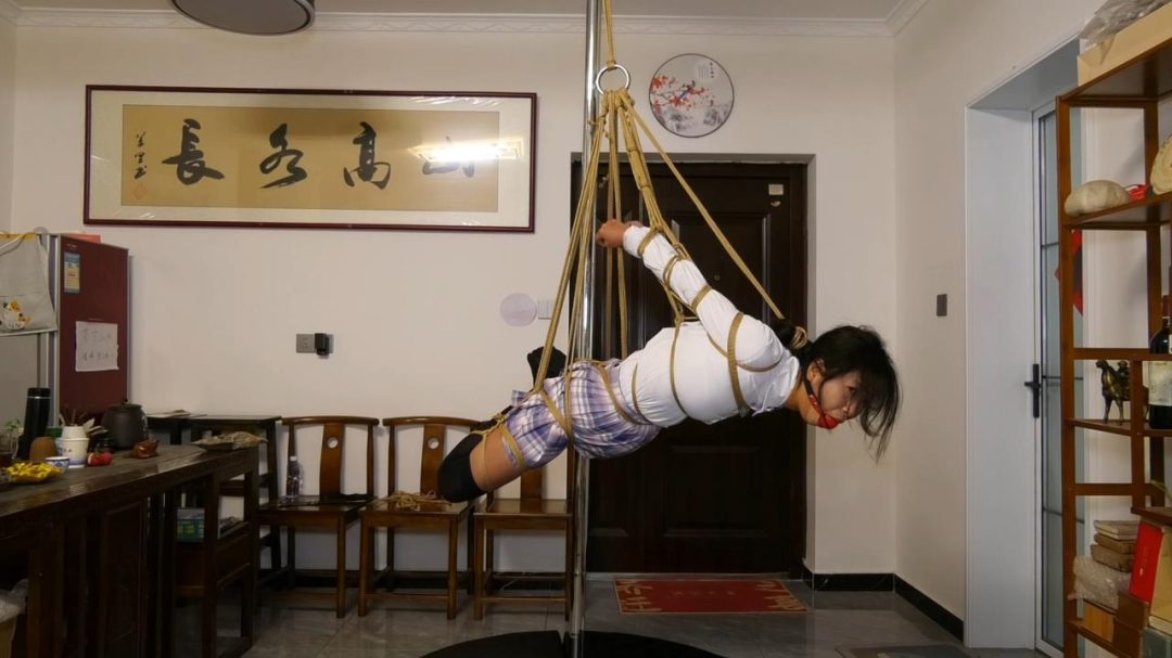 新片《一根钢管花样缚》被绑架的JK服的女学生花样捆缚-9