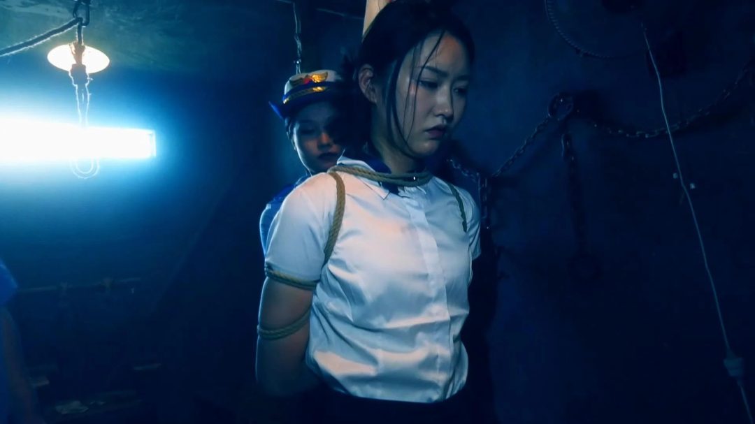 片名：定拍转公映 新片《红颜丽人不归路（绞刑篇）》 完整版 郭艳年纪轻轻犯s人，被捕后不老实交代自己的犯罪过程，受倒吊，关笼惩罚 钉死镣最后执行绞刑-19