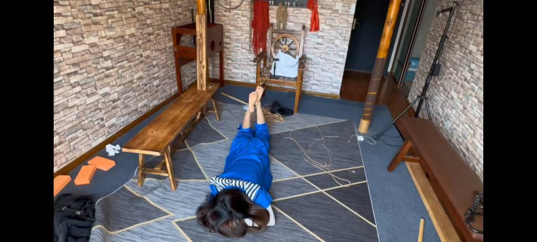蓝衣女囚犯老虎凳镣铐-2
