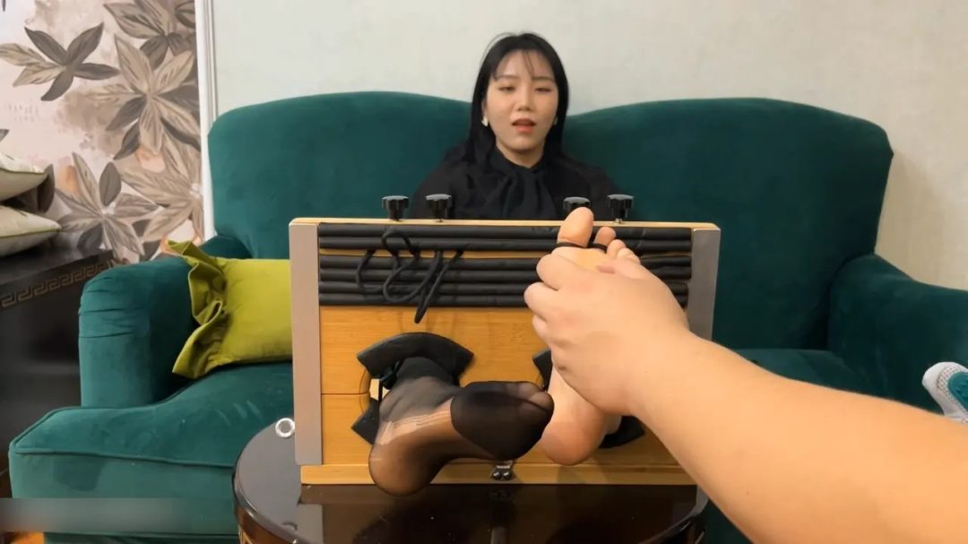 漂亮的-长腿美女足枷TK-5