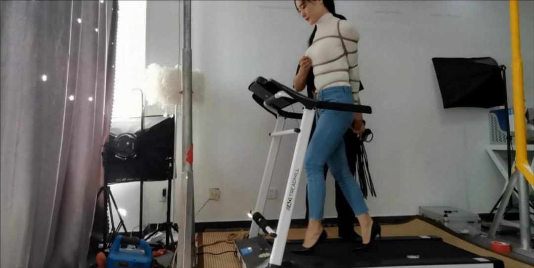 捆绑高跟健步走，股绳、口球、牛仔裤、10CM高跟鞋、不停歇的跑步机和蔫坏蔫坏的冒牌教练-7