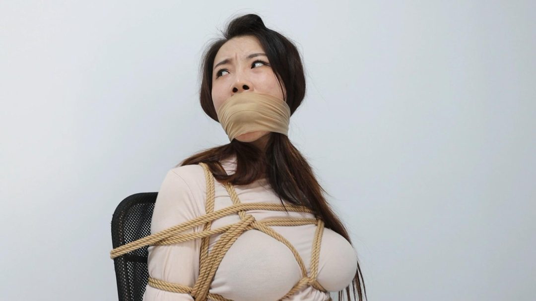 柳洋主演DID剧情片《少妇家暴危机》（上）美貌少妇被老公怀疑外遇遭监禁拷问失禁！-16