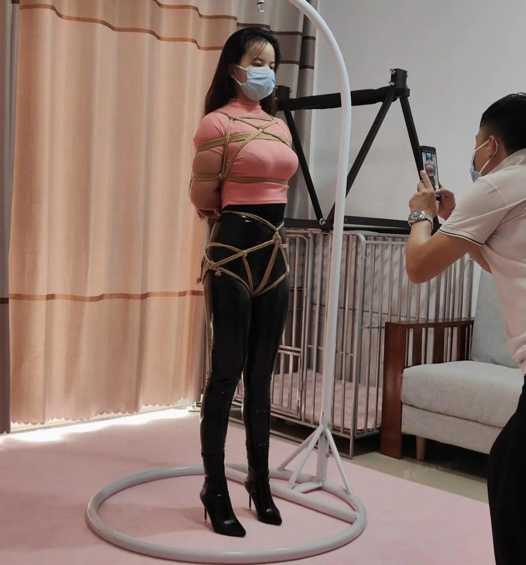 气质大美女晓影瑜伽紧身上衣性感皮裤细跟短靴紧缚口球单腿独立吊强制罚站难受坚持痛苦-5