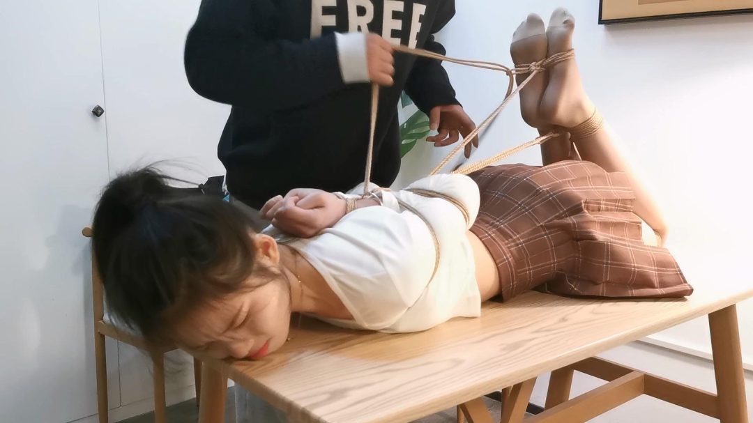 奥特曼定拍：美少女小郭极限后手观音驷马超长时间放置，把妹子绑崩溃了-7