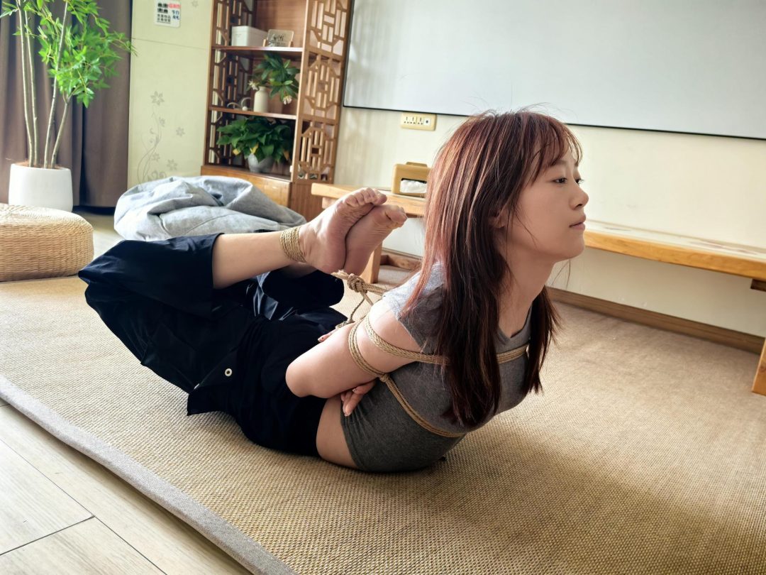 绳艺日常分享，你们见过能把自己的腰折叠起来的妹子吗？-4