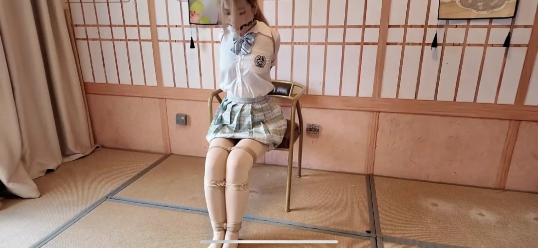《大口球日式海老缚-直臂驷马放置》绑上海老缚和直臂驷马后放置让倩倩挣扎尝试解开-5