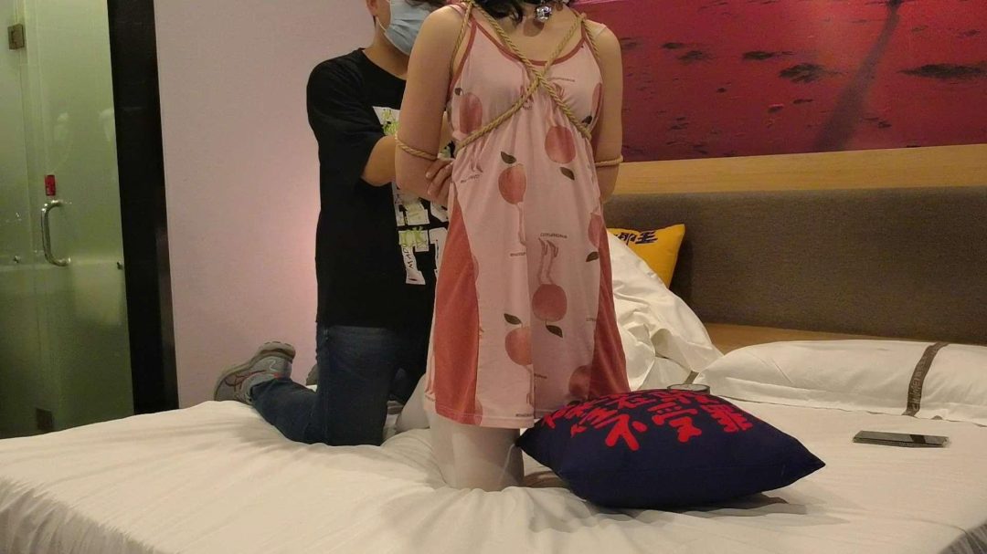 琳斓白丝睡衣脱缚-5