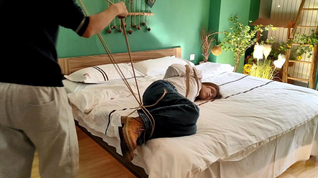 牛仔裤驷马捆绑挠脚心-3