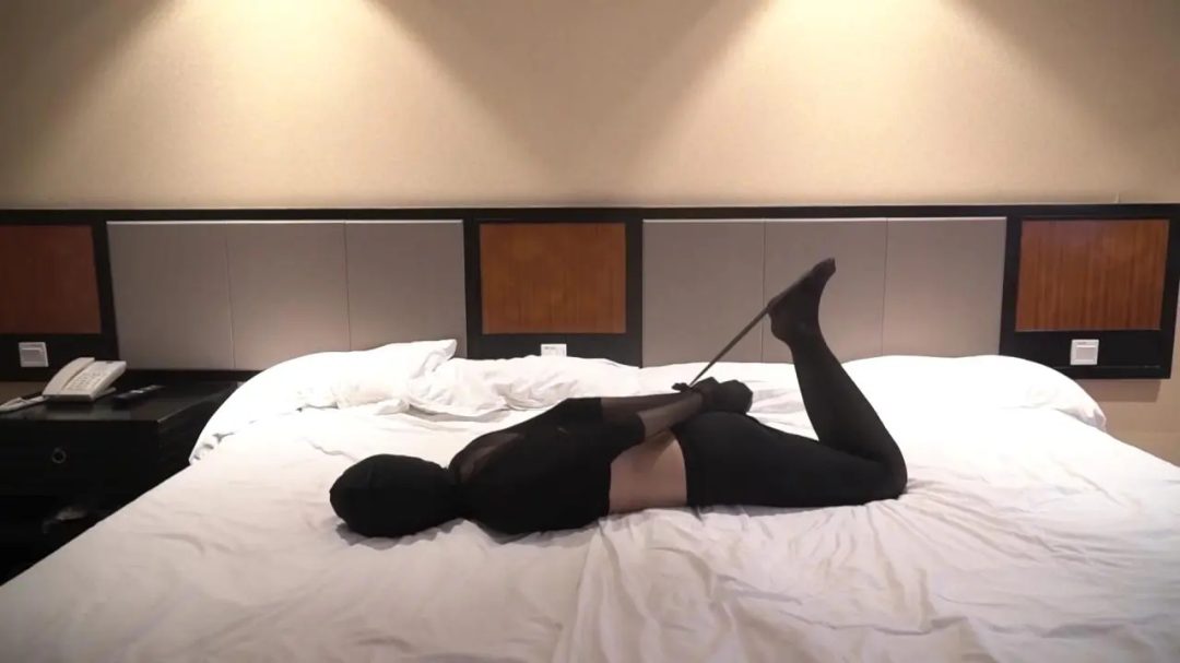 《黑丝袜全包》羞涩妹子第一次体验全包木乃伊-3