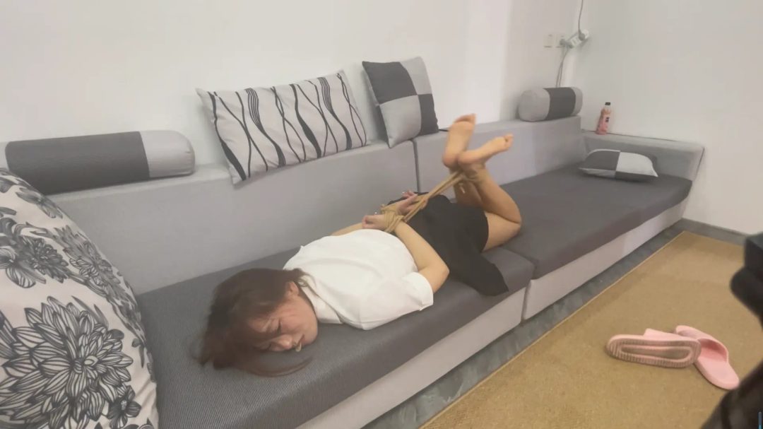 原创 文员盈盈落入恶魔上司的手中 长时间玩弄 多元素体位和场景-4