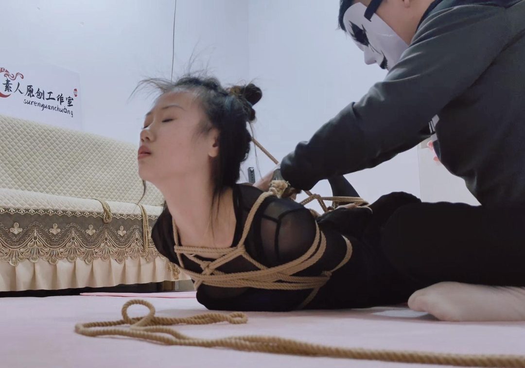 研究生小美女体验被紧缚驷马极限抬头口球堵嘴放置呼吸困难坚持不了痛苦的无助全程对话真实捆绑-2