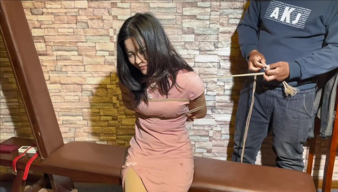 捆绑美女 访谈，提出各种问题，美女一一回答，还有刺激的游戏问答-5