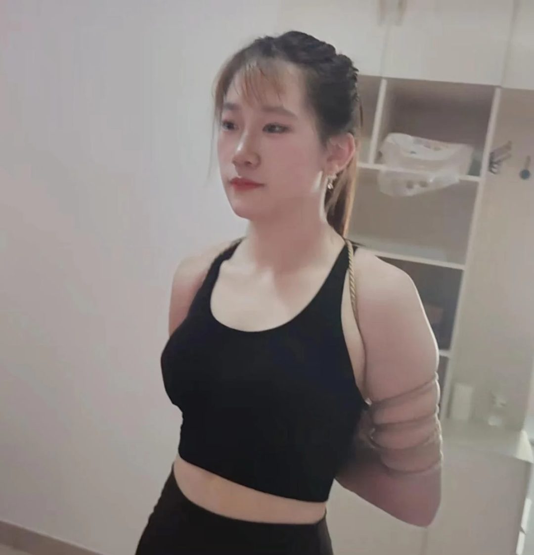 美臀大学生运动女孩小甜试镜体验捆绑股绳镣铐口球鞭打臀部-3