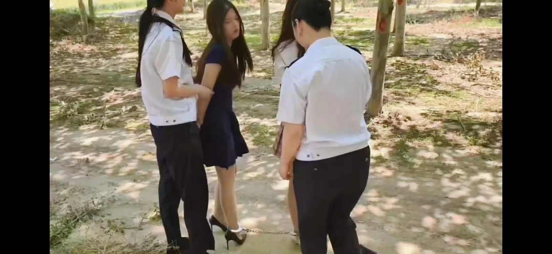 姐妹花（上）两姐妹候被抓捕 被斜背铐，铐栏杆，二人锒铛入狱。-1