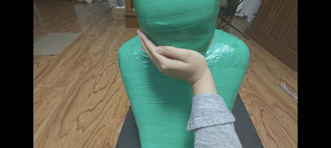 圣诞节礼物绿色全包木乃伊,女M团缚紧致全包,将呼吸空间密封到最小,控制呼吸,最后做成圣诞树摆件放置-1 圣诞节礼物绿色全包木乃伊,女M团缚紧致全包,将呼吸空间密封到最小,控制呼吸,最后做成圣诞树摆件放置-1