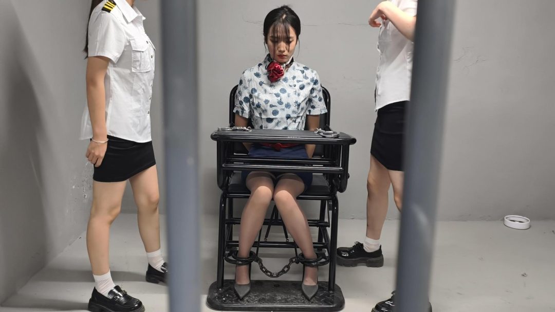 新模特若琪饰演一名帮忙境外运输的空姐，被帽子姐姐抓获，一开始拒不承认，被吊起手脚狠狠惩罚，一会就老实了，在监狱里带手铐脚铐，指认现场-3