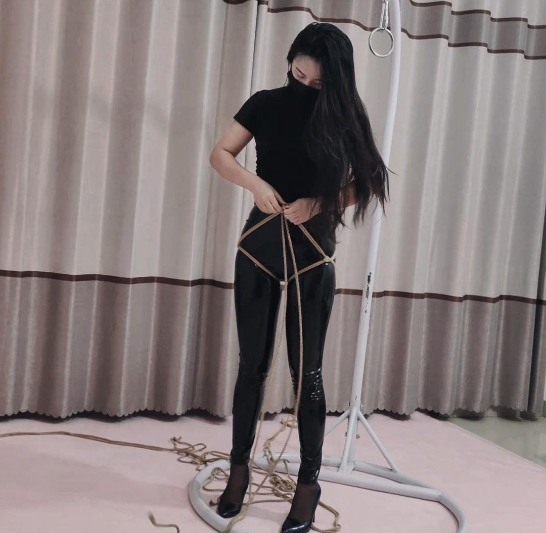 小姐姐裤里丝皮裤细跟紧缚难受的单腿吊放置展示坚持不了放下来-7
