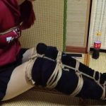【川川】红色卫衣后手并腿缚 放置挣扎