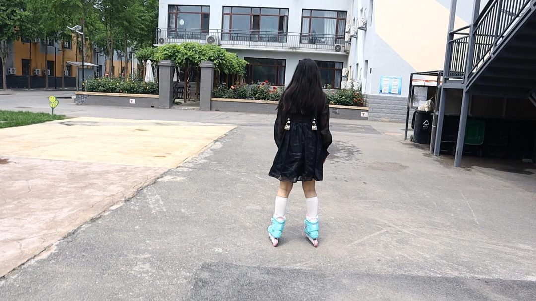 家教老师可儿轮滑户外玩耍挠白袜脚TK 白袜轮滑鞋为主！-7