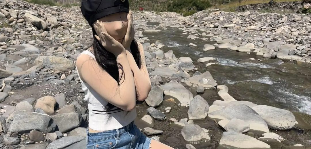 这是夏天的时候在藏区旅游的时候拍的全包视频，小晓直接激动的跳到小溪里面玩水，完全不顾自己是全包状态-4