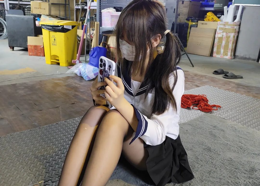 新人樱花妹和小钰 黑丝 丝袜堵嘴 绝缘胶带zx 双人 女调女-1