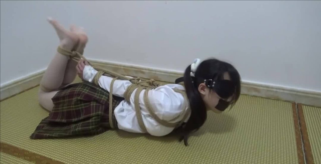 【琳媚】新人妹妹JK ➕白丝 ➕白白嫩嫩的jiojio 被直臂驷并且戴上眼罩和胶带封嘴 最终扛不住向大叔求饶-4