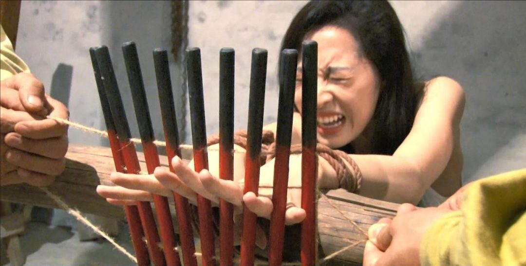 怀旧影苑定制《巾帼历险记》下 众美女接受严刑拷打，坚贞不屈-8