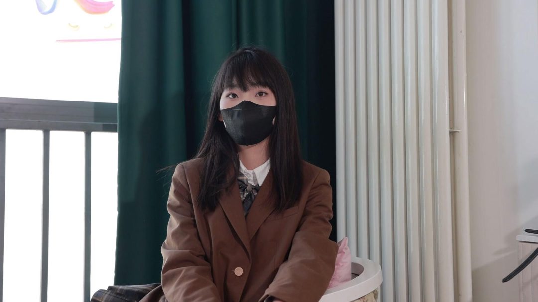 裸足JK被束缚固定在暖气管道上，无助的等待-7