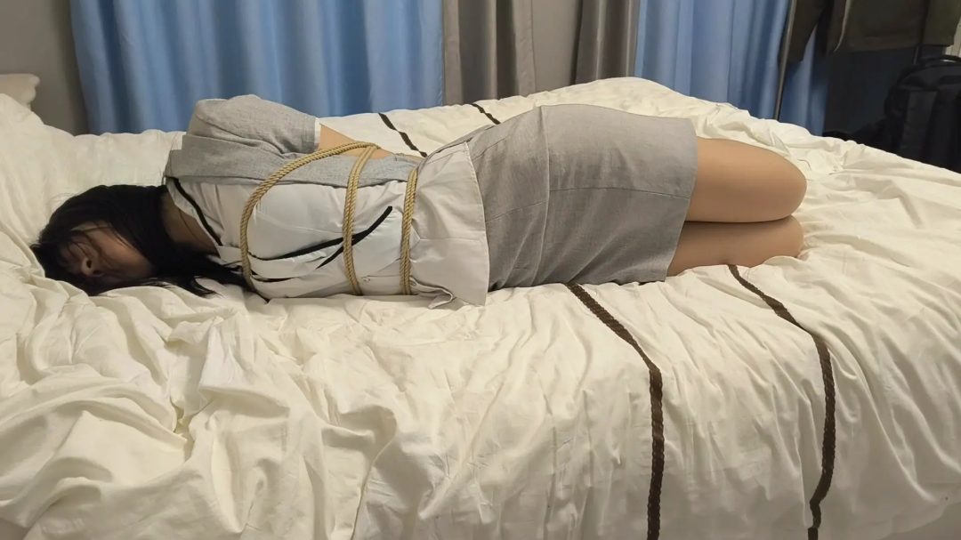 肉丝制服美女如入室小贼绑架，欧式直臂驷马镣铐捆绑。-6