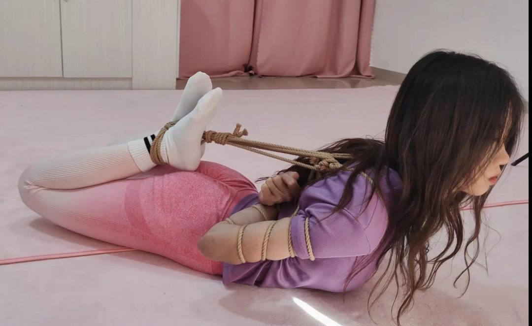 研究生美女晓麦瑜伽套装五花极限驷马 疼得叫胳膊骨头快断了-6