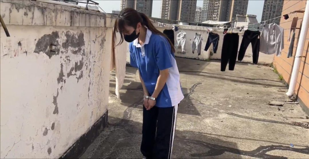 【佳怡工作室】【琳媚】【何露】姐妹两人天台镣铐被人发现 羞耻心达到极致-2