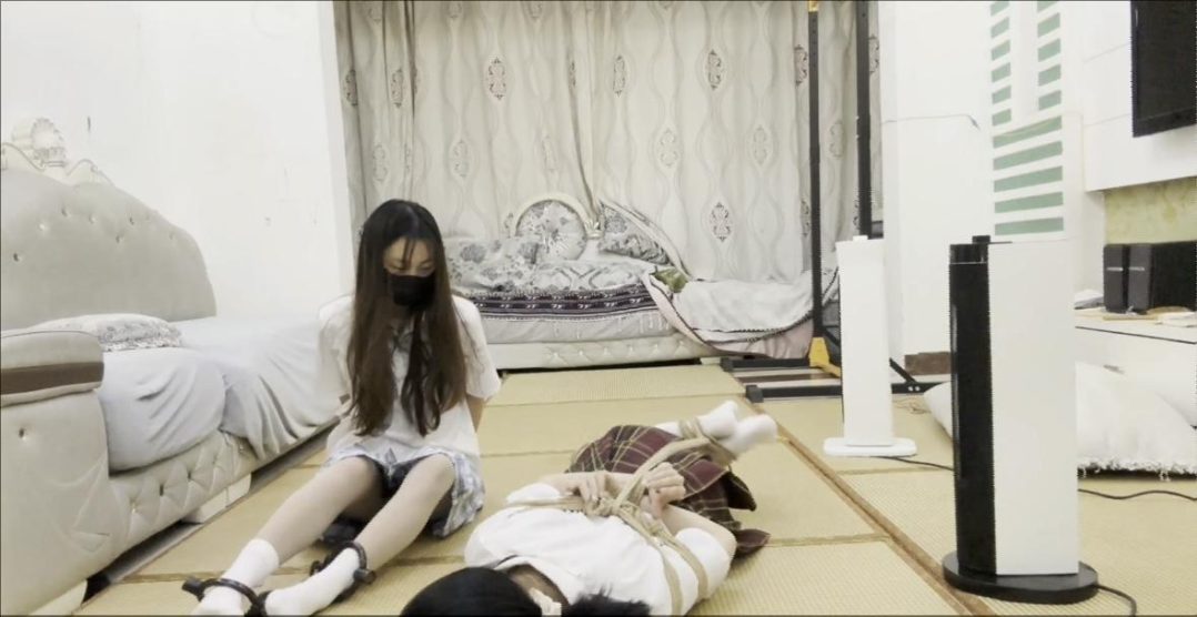 【琳媚】【何露】jk白袜姐妹寻找刺激玩绳子互捆 最后崩溃终于解开-5