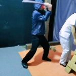 女护士曼妮今天没看黄厉走错了门被蒙面人打晕后吊绑在尖棱的木马上,这木马滋味好受吗...