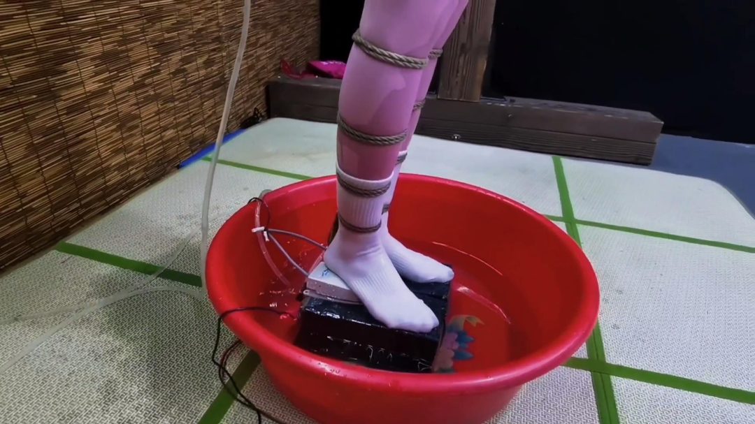 把艺仙儿后手观音紧缚到水盆里,,远程遥控电刑和水刑,最后是什么结果...-4