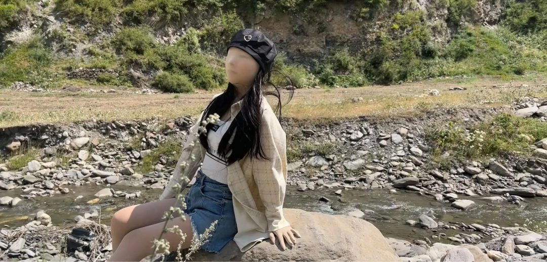 这是夏天的时候在藏区旅游的时候拍的全包视频，小晓直接激动的跳到小溪里面玩水，完全不顾自己是全包状态-1