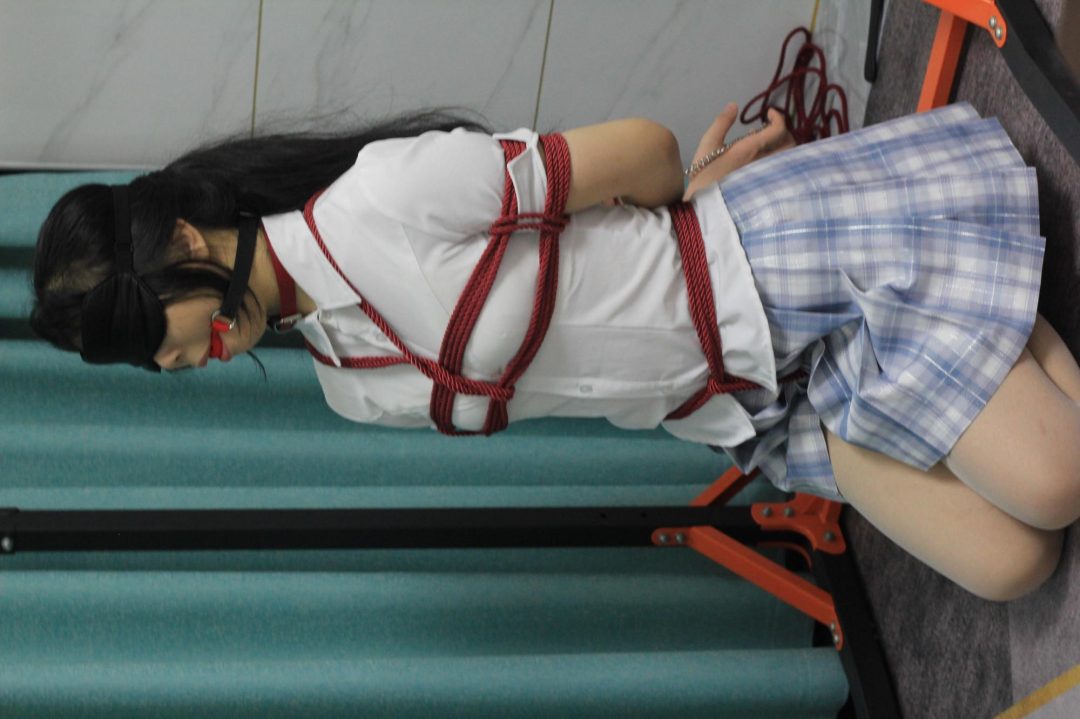 18岁新模特被单腿吊起来，被tk 妹子躲闪无用，被无限折磨至哭-4