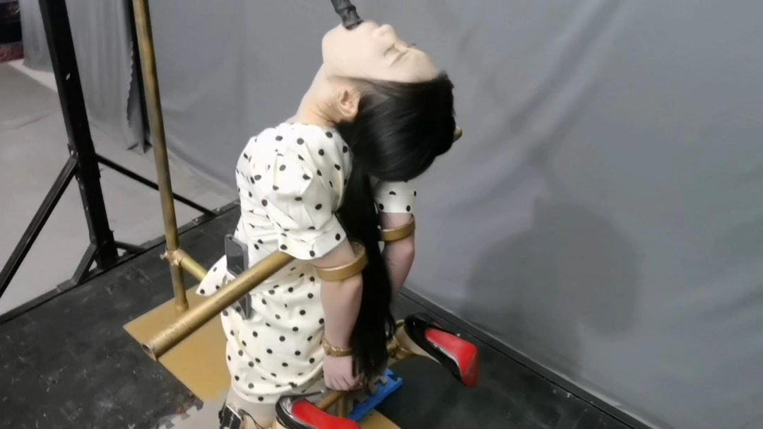 月仙儿挑战各种游戏屡战屡败，今天要挑战这种拘束架强制头部后仰电击游戏，是否可挑战成功...-6