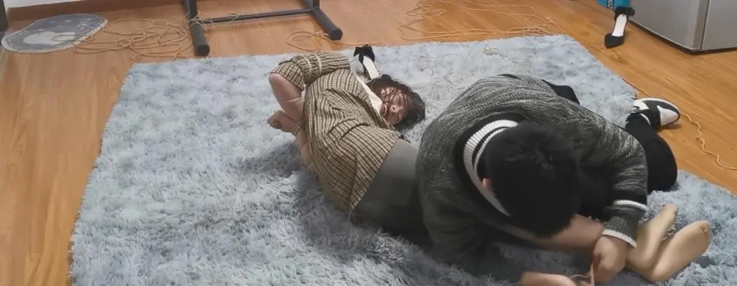 奥特曼也很酷：诗诗老师绑成驷马-4