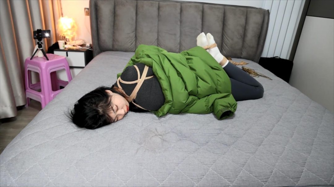 晴子大床上的例行训练第三季，大长腿、脏白袜、欧式直臂、股绳驷马放置，附赠10公分凉高美足自我展示片段,，晴子被冻感冒了-6