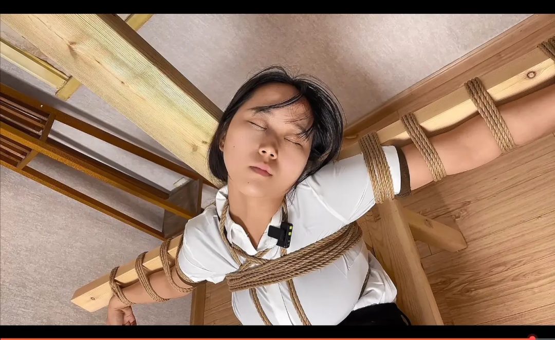 包臀裙 白色裤袜 黑皮鞋 捆绑 皮鞭抽打 老虎凳十字架（捆绑我的女老板小白）-2