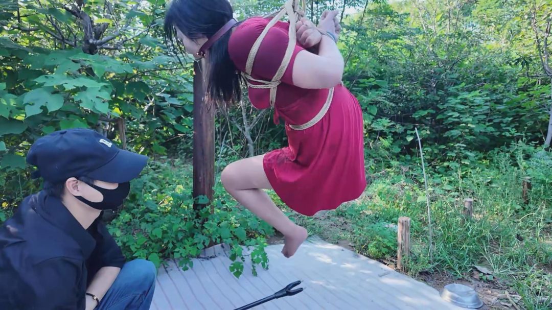 【老鬼定拍】初心《夏可野外闷热炼狱下》【咖丝高跟/情绪崩溃/野外/湿身脏身/空姐重口原味丝袜鞋/吊/访谈】-4