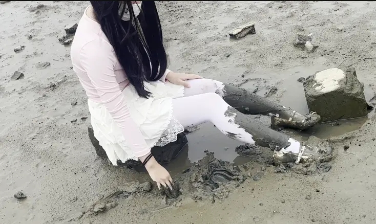 软妹裙白丝海边烂泥地打滚弄脏不可描述-6