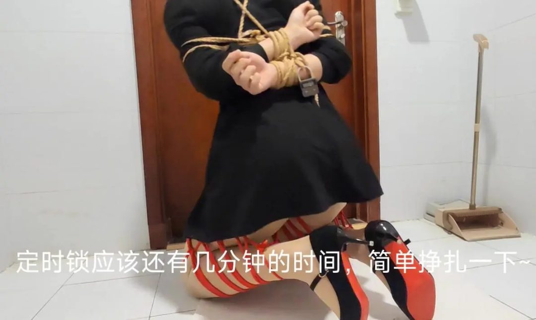 有惊无险的折腿缚+日式后手自缚＆红底高跟鞋+肉丝袜+黑色连衣裙-14