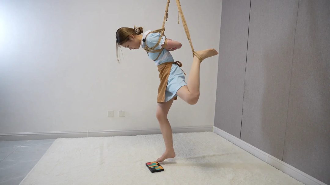 【灰太狼的羊】好利来女仆柔柔单腿吊缚玩华容道，未通关被绑缚超紧驷马，再叠加各种道具TK直至崩溃【日式胸缚＋踮脚罚站＋游戏＋单腿吊缚＋驷马缚＋放置＋挠痒痒】-7